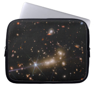 MACS0647 | Gravitationell lutningseffekt | JWST Laptop Fodral