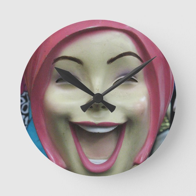 Mad Laughing Mannequin ~ Uncanny Valley Girl Rund Klocka (Framsida)
