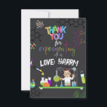 Mad Science-Födelsedagsfesten tack vare ditt kort<br><div class="desc">Förbluffa dina gäster med den här färgstarka födelsedagsfesten för vetenskap tack vare ditt kort med vetenskapliga inslag som experimentellt verktyg och en vetenskapsman som gör ett experiment. Lägg helt enkelt till namn i den här mallen för enkel använda för att göra det till ett enkelt tack för märkrn eller förmånskortet....</div>