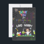 Mad Science-Födelsedagsfesten tack vare ditt kort<br><div class="desc">Förbluffa dina gäster med den här färgstarka födelsedagsfesten för vetenskap tack vare ditt kort med vetenskapliga inslag som experimentellt verktyg och en vetenskapsman som gör ett experiment. Lägg helt enkelt till namn i den här mallen för enkel använda för att göra det till ett enkelt tack för märkrn eller förmånskortet....</div>