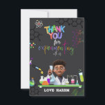 Mad Science-Födelsedagsfesten tack vare ditt kort<br><div class="desc">Förbluffa dina gäster med den här färgstarka födelsedagsfesten för vetenskap tack vare ditt kort med vetenskapliga inslag som experimentellt verktyg och en vetenskapsman som gör ett experiment. Lägg helt enkelt till namn i den här mallen för enkel använda för att göra det till ett enkelt tack för märkrn eller förmånskortet....</div>