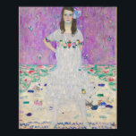 Mada Primavesi av Gustav Klimt Girl i Lila Poster<br><div class="desc">Berömd Mada Primavesi porträtt av Gustav Klimt. Den här målningen har en brunettflicka i en söt vit klänning med blommor framför en lila bakgrund. Snygg färg på vintagens teckningar av en kvinna.</div>
