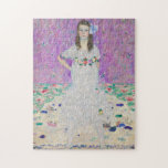 Mada Primavesi av Gustav Klimt Pussel<br><div class="desc">Berömd Mada Primavesi porträtt av Gustav Klimt. Den här målningen har en tjej i en vit klänning med blommor framför en lila bakgrund. Snygg färg på den här teckningen.</div>