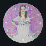Mada Primavesi Gustav Klimt Lila Girl Girl Porträt Stor Klocka<br><div class="desc">Berömd Mada Primavesi porträtt av Gustav Klimt. Den här målningen har en brunettflicka i en söt vit klänning med blommor framför en lila bakgrund. Snygg färg på vintagens teckningar av en kvinna.</div>