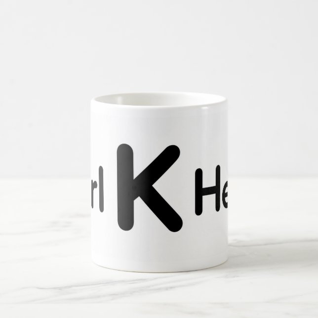 Mädchen auf der Gänseblümchen-Wiese – Minimalistis Kaffemugg (Center)