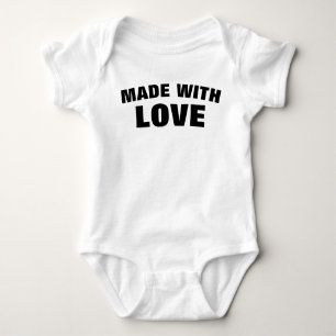 MADE MED Bodykostym KÄRLEK Baby T Shirt