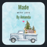Made med Kärlek jul Lastbil med skogsdjur Fyrkantigt Klistermärke<br><div class="desc">Tillverkad med personlig-klistermärken i kärlek med en design som ger helgdag. En lastbil som transporterar julen gräs träd tillsammans med några skogsdjur. En björn,  en räv och en hjort i ryggen som åker på en tur. Design skapat med vattenfärger.</div>