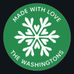 Made med Kärlek jul Snowflake Sticker Runt Klistermärke<br><div class="desc">En grönt och vit snöflingdekal med hälsning,  Made med kärlek. Anpassa det till din familj namn. Roligt för dina hemgjorda eller handgjorda julomsbehandlingar och gåvor. Designad av Blackberry Boulevard.</div>