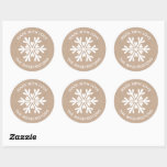 Made med Kärlek Kraft-julklapp Runt Klistermärke<br><div class="desc">En papper och vit snöflingdekal med ord tillverkad med kärlek. Anpassa den till din familj namn eller ditt företag namn. Roligt för dina hemgjorda eller handgjorda julomsbehandlingar och gåvor,  eller för ditt hantverksföretag. Designad av Blackberry Boulevard.</div>
