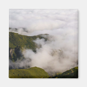 Madeira-bergen i dimmiga moln, dyster natur magnet