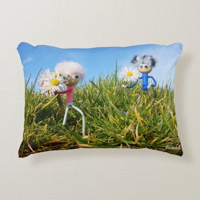 Madeliefjes plukkende fubby's.     prydnadskudde (Framsidan)