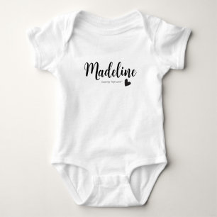Madeline Namn Reveal betyder minimal modern Baby T Shirt