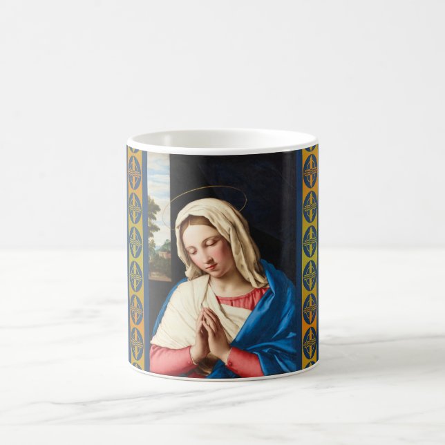Madonna vid bön, ett landskap bortom kaffemugg (Center)