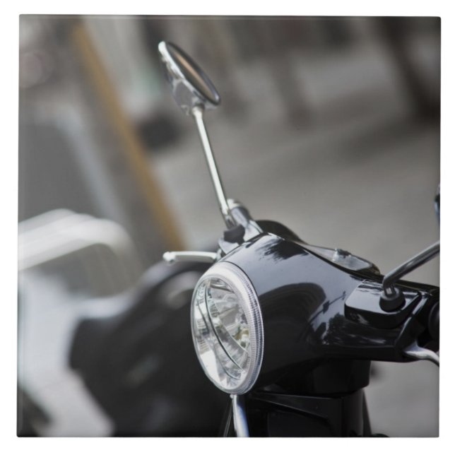 Madrid, svart Vespa-scooter Kakelplatta (Framsidan)