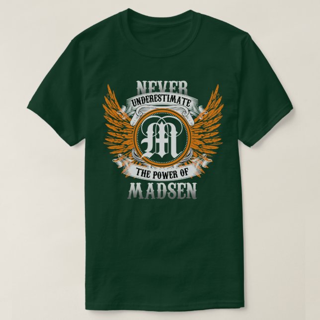 Madsen Namn Shirt underskattar aldrig T (Design framsida)