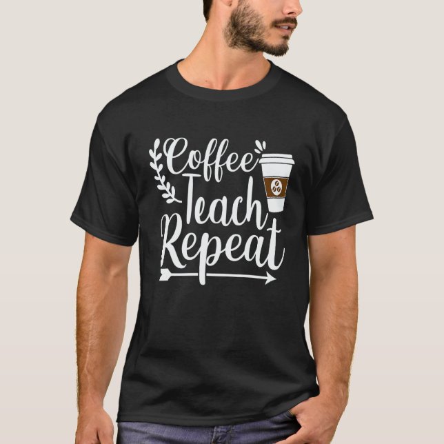 Maestra Spanish Teacher Cafecito Teach Repeat T Shirt (Framsida)