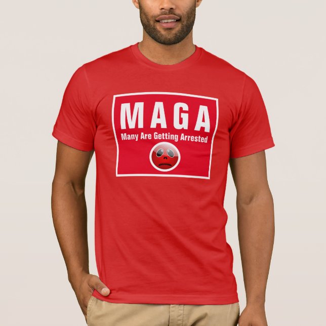 MAGA många håller på att arresteras på en rolig po T Shirt (Framsida)