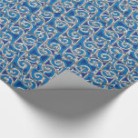 Magen David virvlar runt blått och försilvrar Presentpapper<br><div class="desc">Högvärdigt kvalitets- glansigt slående in papper som presenterar en härlig och fängslande original- designkombination, virvlar runt skuggar itu av blått, och ett silvrigt verkställer "att skeda" tillsammans som skapar en överdriven stucken look som överträffas med silvriga davidsstjärnor (Magen David). Passande för Hannukkah, pub & fladdermöss Mitzvahs & mest judiska livhändelser....</div>