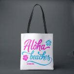 Magenta Aloha Beacher Summer Pun Personlig Tygkasse<br><div class="desc">Shock rosa Aloha Beacher Summer Pun Personlig Tote Bag. Festiv och färglös sommarsäck med handskrivet "Aloha Beacher"-citat med hibiscus blommigt accents in magenta and blue. Den här sommarpåsen är perfekt som personlig.</div>