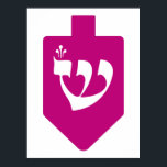Magenta Dreidel för Chanukah med Brev Shin Poster<br><div class="desc">Magenta med Hebreiska brev shin för firandet av den judiska helgdag Hanukkah. Under Chanukahs helgdag spelar barn (och ofta vuxnor) traditionellt ett säkert- spel med en dreidel (eller sevivon i modern Hebrew). På de fyra väggarna finns Hebrew brev Nun, Gimmel, Hej och Shin, som står för frasen Nes Gadol Haya...</div>