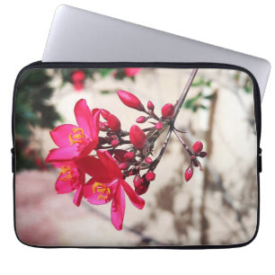 Magenta Flowers Laptop Fodral