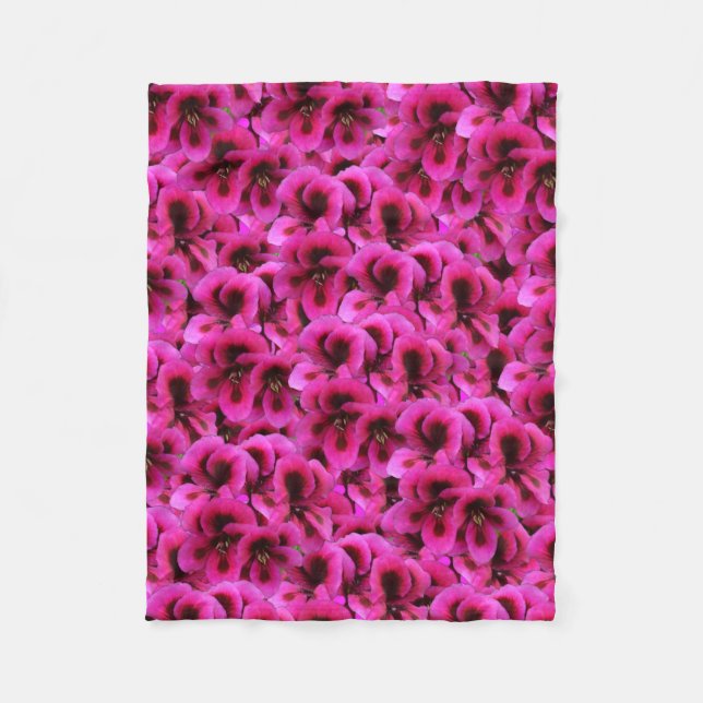 Magenta Geranium Flowers, Small Fleece Blanket. (Framsidan)