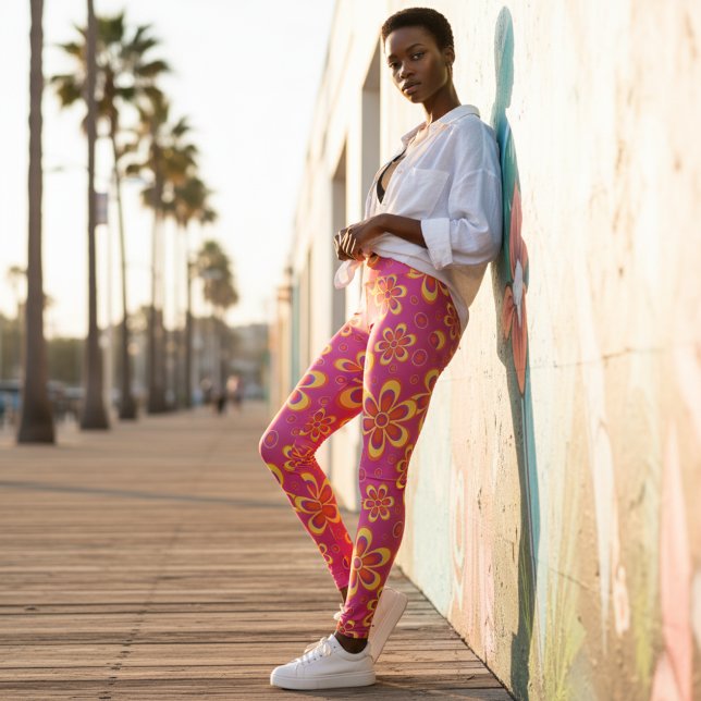 Magenta Lila Gult Groovy Flower Mönster Leggings (Skapare uppladdad)