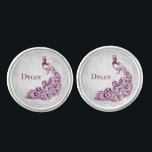 Magenta Peacock Löv Vine Cuff Links Cufflinks<br><div class="desc">Anpassa en unik för dina marskalkar i bröllop med en uppsättning Magenta Peacock Löv Vine Personlig Cuff Links. Kopplingskonstruktionen har en lätt grått-grym bakgrund med en pulserande magenta-påk med en löv-försköning. Anpassa till marskalkarnas namn. Ytterligare bröllop-förråd finns även med den här utformningen. Behöver du hjälp med anpassning? Kontakta mig och...</div>