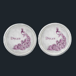 Magenta Peacock Löv Vine Cuff Links Cufflinks<br><div class="desc">Anpassa en unik för dina marskalkar i bröllop med en uppsättning Magenta Peacock Löv Vine Personlig Cuff Links. Kopplingskonstruktionen har en lätt grått-grym bakgrund med en pulserande magenta-påk med en löv-försköning. Anpassa till marskalkarnas namn. Ytterligare bröllop-förråd finns även med den här utformningen. Behöver du hjälp med anpassning? Kontakta mig och...</div>