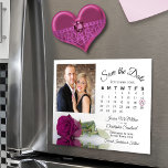 Magenta Plum Ro Calendar Foto Spara Date Magnet<br><div class="desc">Dessa vackra magnetkort är perfekten för att låta din familj och dina vänner veta att spara datumet för ditt kommande bröllop. Den romantiska designen har en enda, lång härdad plommon eller kassis lila färgad ro som ljuger på sin sida och reflekterar eller speglas i en bassäng av vatten med ditt...</div>