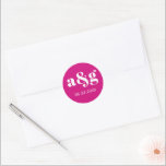 Magenta rosa elegant monogram bröllop runt klistermärke<br><div class="desc">Enkelt dekal för rosa av magenta och bröllop i monogram. Det visningar ditt första datum och datumet för bröllop i vitt på shock rosa.</div>