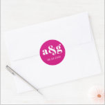 Magenta rosa elegant monogram bröllop runt klistermärke<br><div class="desc">Enkelt dekal för rosa av magenta och bröllop i monogram. Det visningar ditt första datum och datumet för bröllop i vitt på shock rosa.</div>