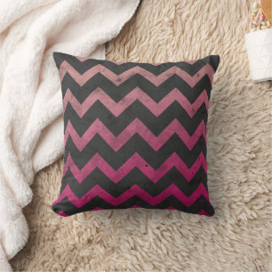 Magenta rosa röd mörk grått chevron mönster kudde