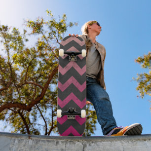 Magenta rosa röd ombre mörkgrå chevron-mönster mini skateboard bräda 18,5 cm