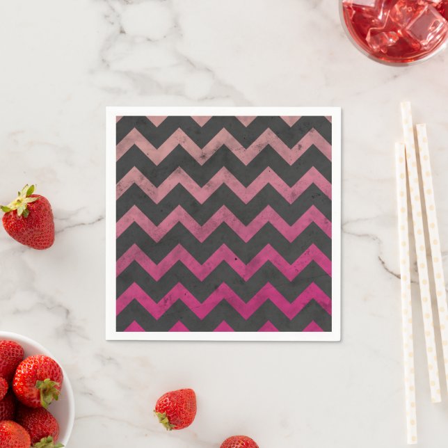 Magenta rosa röd ombre mörkgrå chevron-mönster pappersservett (Insitu)