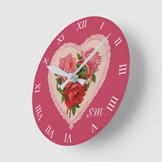 Magenta Vintage Heart Valentine Monogram Rund Klocka (Vinkel)
