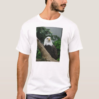 magestic örn som vilar i träd tee shirt