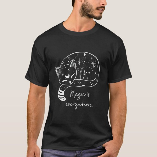 Magic är överallt där Mystical Cat Witch Vibes Hal T Shirt (Framsida)