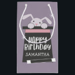 Magic Birthday Magician Kids Grattis på födelsedag<br><div class="desc">Söt magiskt temaportkort för en tjej. Illustration av en söt bunny som skjuter ut huvudet ur top hat. Det finns också ett magiskt trollspö som står bredvid hatten. Inuti hatten står det "grattis på födelsedagen Samantha". Lägg till mottagarens namn här. Anpassadets online är lätt att använda.</div>