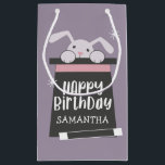 Magic Birthday Magician Kids Grattis på födelsedag<br><div class="desc">Söt magiskt temaportkort för en tjej. Illustration av en söt bunny som skjuter ut huvudet ur top hat. Det finns också ett magiskt trollspö som står bredvid hatten. Inuti hatten står det "grattis på födelsedagen Samantha". Lägg till mottagarens namn här. Anpassadets online är lätt att använda.</div>