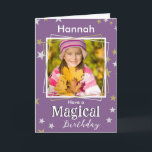 Magic Birthday Stars Photo Namn Kids Boy Girl Kort<br><div class="desc">Skicka magiska födelsedagshälsningar med det här tilltalande födelsedagskortet. Anpassa med mottagarens namn och ett favoritfoto som ska visas i "ram". Kortet är dekorerat med faux siver och guld stjärnor. Budskapet nedanför fotot är "Ha en magisk födelsedag",  och inne på kortet är hälsning "Grattis på födelsedagen.</div>