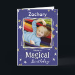 Magic Birthday Stars Photo Namn Kids Boy Girl Kort<br><div class="desc">Skicka magiska födelsedagshälsningar med det här tilltalande födelsedagskortet. Anpassa med mottagarens namn och ett favoritfoto som ska visas i "ram". Kortet är dekorerat med faux siver och guld stjärnor. Budskapet nedanför fotot är "Ha en magisk födelsedag",  och inne på kortet är hälsning "Grattis på födelsedagen.</div>