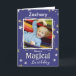 Magic Birthday Stars Photo Namn Kids Boy Girl Kort<br><div class="desc">Skicka magiska födelsedagshälsningar med det här tilltalande födelsedagskortet. Anpassa med mottagarens namn och ett favoritfoto som ska visas i "ram". Kortet är dekorerat med faux siver och guld stjärnor. Budskapet nedanför fotot är "Ha en magisk födelsedag",  och inne på kortet är hälsning "Grattis på födelsedagen.</div>