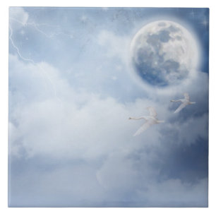 Magic Blå himmel med flygande Svanar Kakelplatta