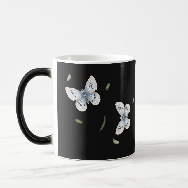 Magic Blue & Cream Butterflies in Flight Black Magisk Mugg (Vänster)