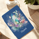 Magic Boho Crystals Dreamcatcher Navy iPad Mini Skydd<br><div class="desc">Denna magiska boho ipad cover har en stor tårformad kristaller med en vacker blandning av akamarin och turkos färg. Fintvätt, hängande kristaller och en dröm catcher på en marin bakgrund skyddar din iPad med magi. Personlig med ditt namn, det här fantastiska höljet gör att du kan ta med dig ett...</div>