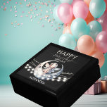 Magic Fairy First Girl Grattis på födelsedagen Minnesask<br><div class="desc">Magic Fairy First Girl Grattis på födelsedagen presentbox - Enchanting Design with Fairy Ljus, Måne och Pixie Dust. Perfekt för första födelsedag i Firande. Lägg dig i älvornas fantastiska värld med vår "Magic Fairy First Girl Grattis på födelsedagen Gift Box". Designat för att tillföra en gnutta magi till din lilla...</div>