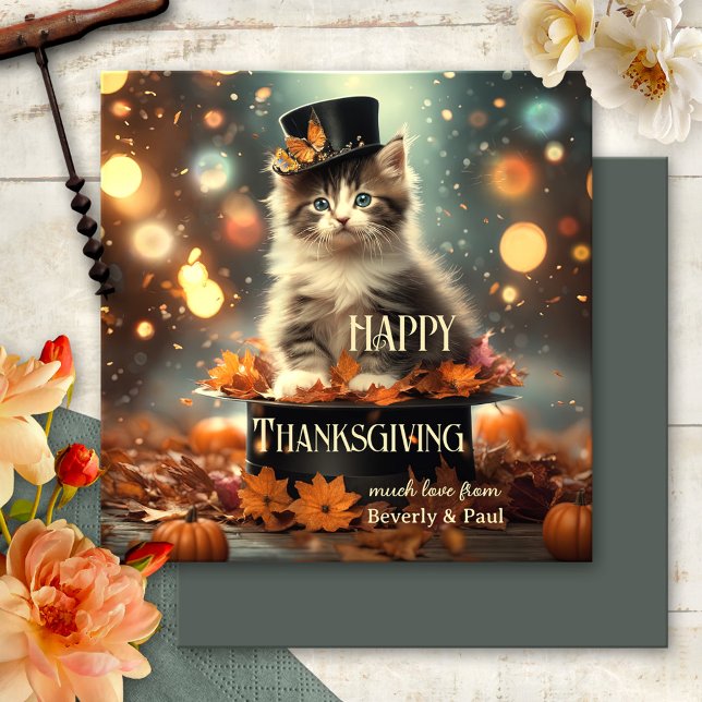 Magic Kitten Roligt Thanksgiving Julkort (A fun Thanksgiving card featuring a kitten with a magical hat, amidst festive lights and fall leaves)