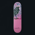 Magic Monogram Raven Runestone Skateboard<br><div class="desc">Magisk raven inbäddad i en gammal runestone. Runestones är från 1900-talet. Lägg till ditt enkla skript namnteckning monogram. Lush-blekens röda violett- och svarta nyanser med vita rosensymboler. För dem som kärlek är alla sak magiska och fantastiska.</div>