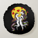 Magic Unicorn Dance Cute Couple Rainbow Rund Kudde<br><div class="desc">Magic Unicorn Dance Cute Couple Rainbow design for unicorn älskare.</div>